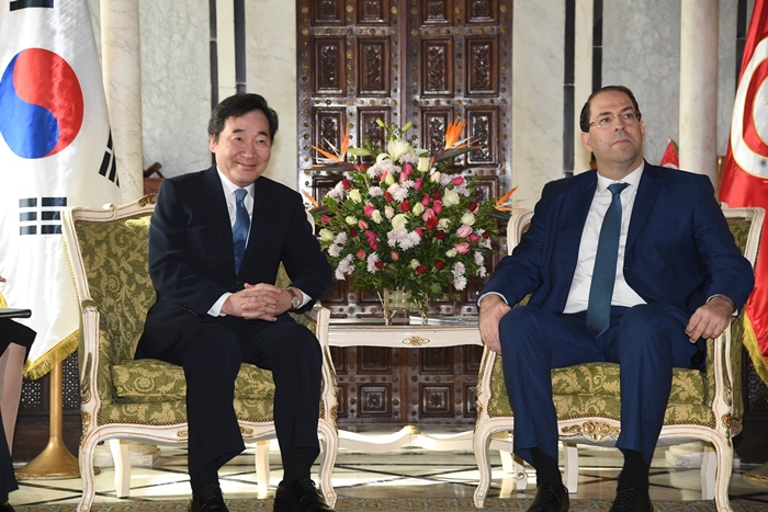 Prime Minister Lee Nak-yon (left) and Tunisian Prime Minister Youssef Chahed on Dec. 19 hold a meeting in Tunis.